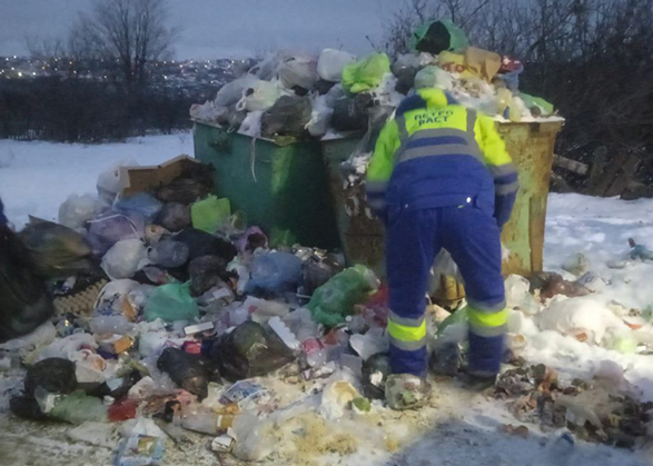 В Вольске контейнеры с горкой завалили мусором