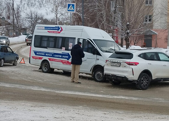 В Вольске иномарка врезалась в пассажирский микроавтобус