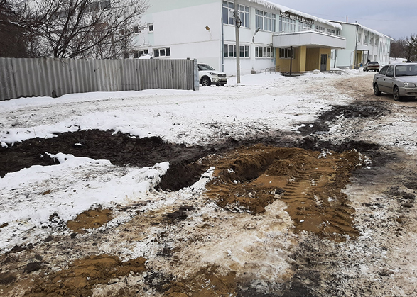 В Вольске на раскопках теплосети провалился автомобиль