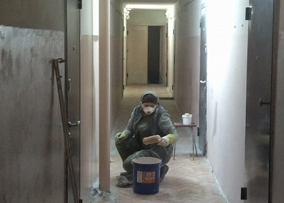 Жители Вольска задыхаются от запаха краски в подъезде