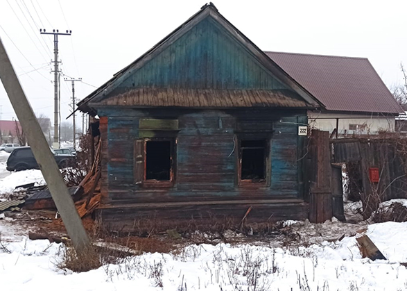 Неизвестные в Вольске спалили дом около детского сада