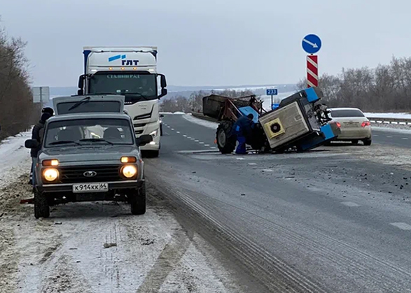 В ДТП с иномаркой на трассе разорвало трактор