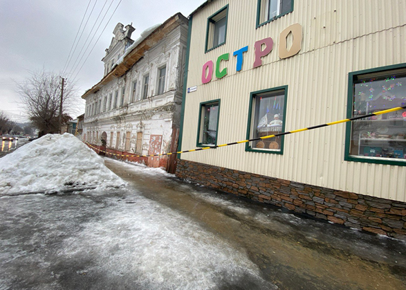 Как в Вольске почистили тротуары к Новому году