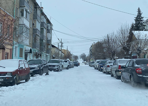 Жители Вольска не смогли припарковаться около театра