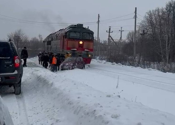 В Вольске иномарка вылетела под поезд