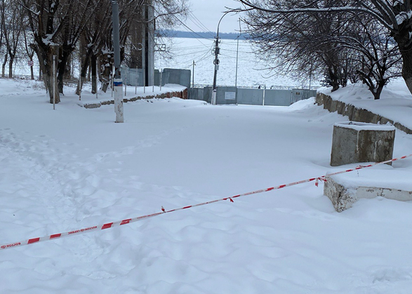 В Вольске вход на набережную остается закрытым забором