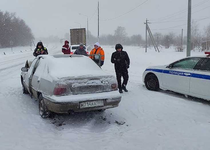 На трассе под Вольском иномарка влетела под КамАЗ