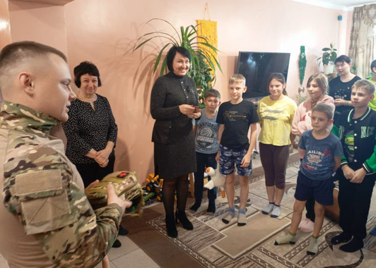 Школьный охранник вернулся с фронта с подарками для детей