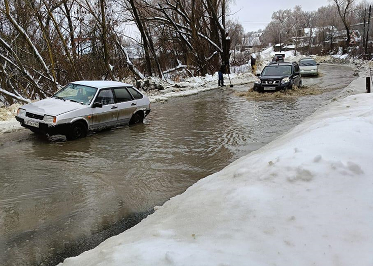 В Вольске автомобили тонули в уличном озере