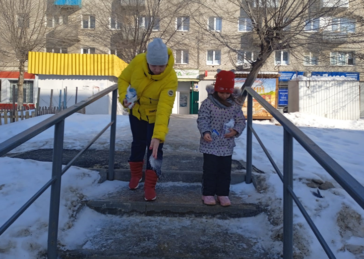 Жители Вольска самостоятельно посыпают тротуары