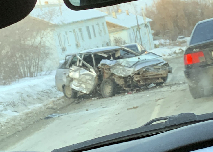 В Вольске два водителя пострадали в тройной аварии