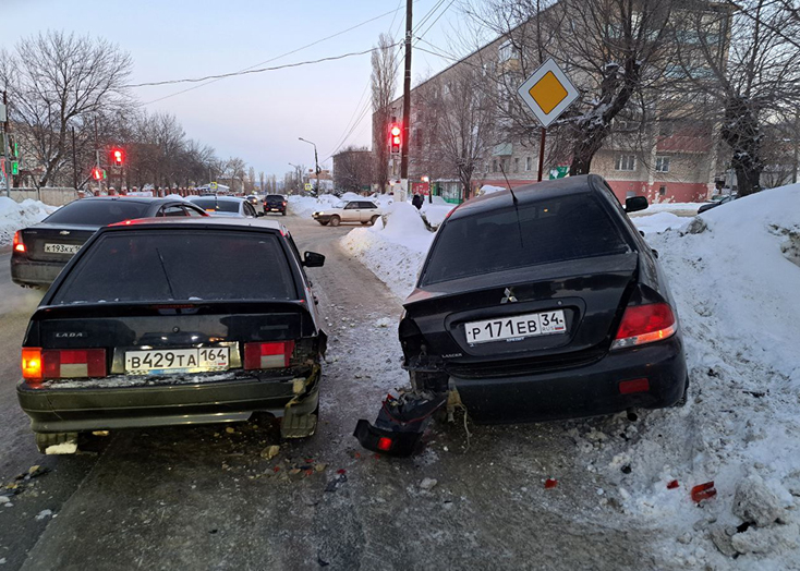 В Вольске иномарка на льду протаранила «Ладу»