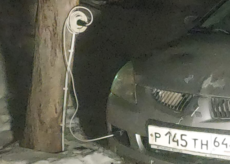 В Вольске удивились зарядке автомобиля на снегу от переноски