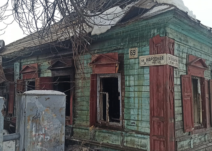 В Вольске неизвестные спалили деревянный дом