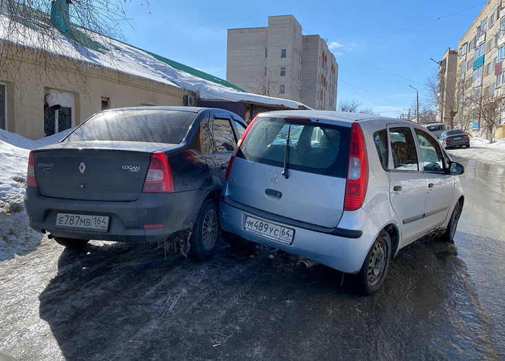 В Вольске около столовой притерлись иномарки