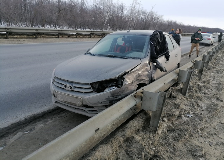 Под Вольском «Гранта» с ребенком в автокресле врезалась в иномарку