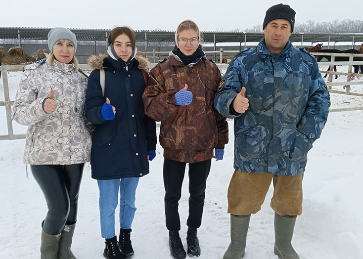 Под Вольском показали мастер-класс по искусственному осеменению телок