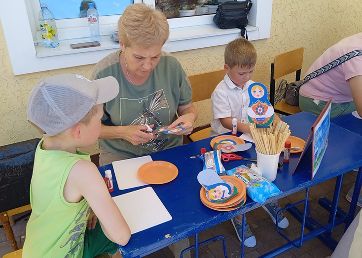 Жителей Вольска в День России научили делать матрешек