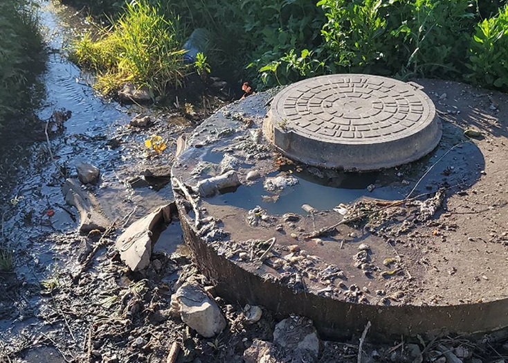 Жители Вольска задыхаются от текущей по двору канализации