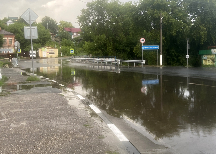 В Вольске дождем смыло грунт у обновленного моста