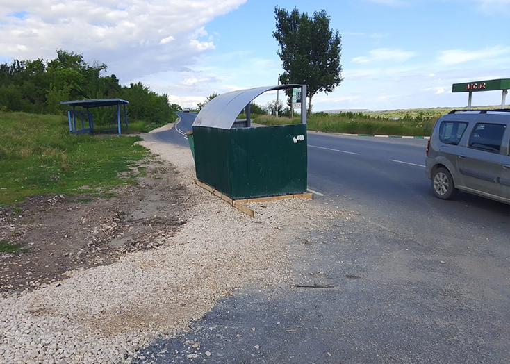 В Вольске переживают о возможных ДТП из-за новой мусорки у дороги