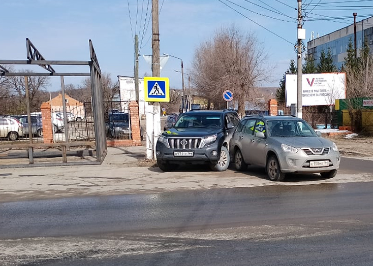 В Вольске при выезде из больницы «китаец» врезался в Land Cruiser