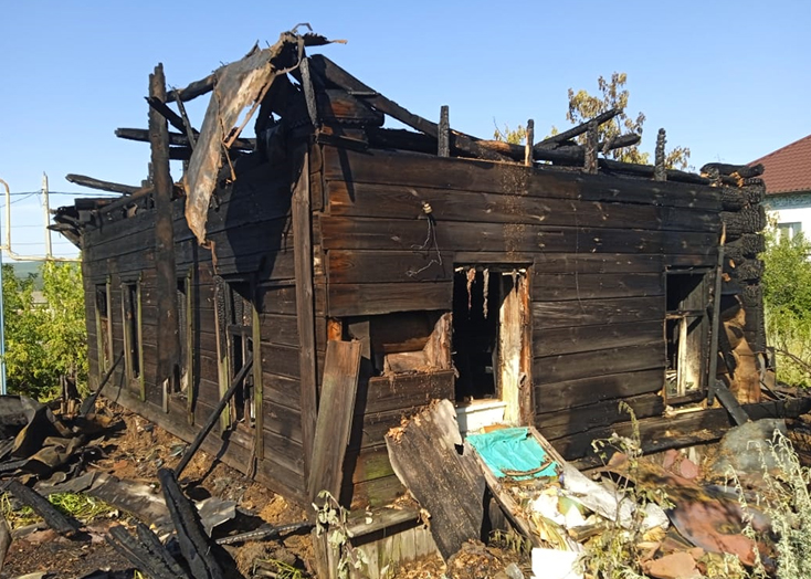 Неустановленные лица сожгли дом на Привольске
