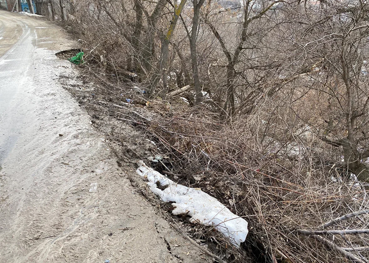 В Вольске дорога продолжает сползать в овраг