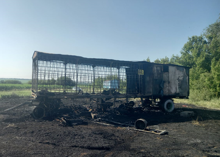 В Вольском районе у пчеловода сгорел прицеп с 12 ульями