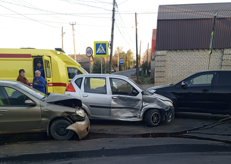 При столкновении трех иномарок в Вольске пострадала женщина