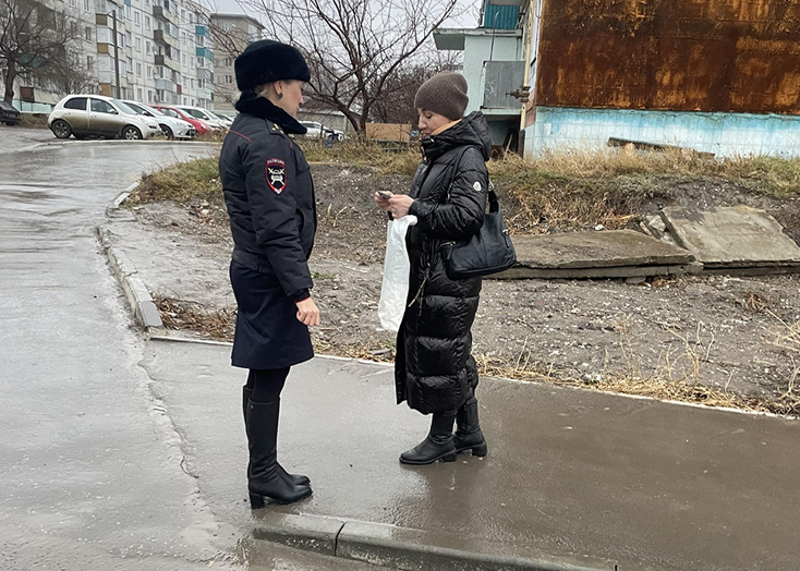 Жительниц Вольска призвали использовать световозвращающие элементы на одежде