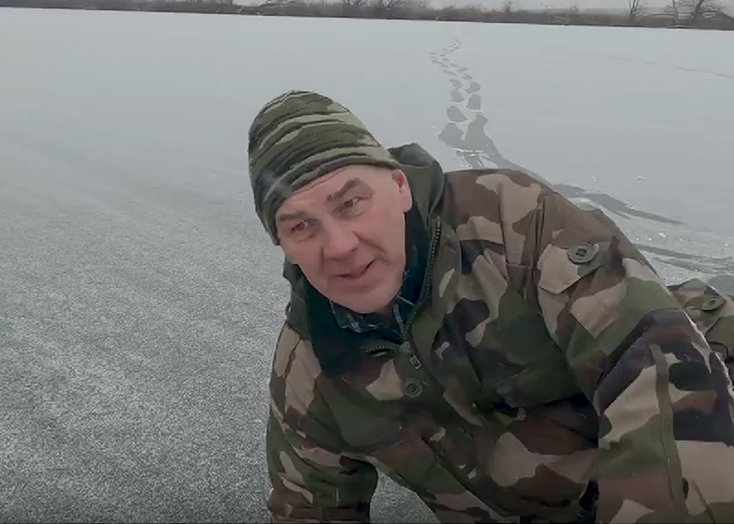 В Вольском районе рыбачат на тонком льду