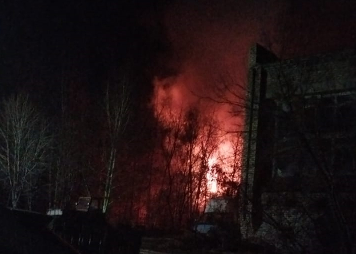 В Вольском районе горело здание закрытого техникума