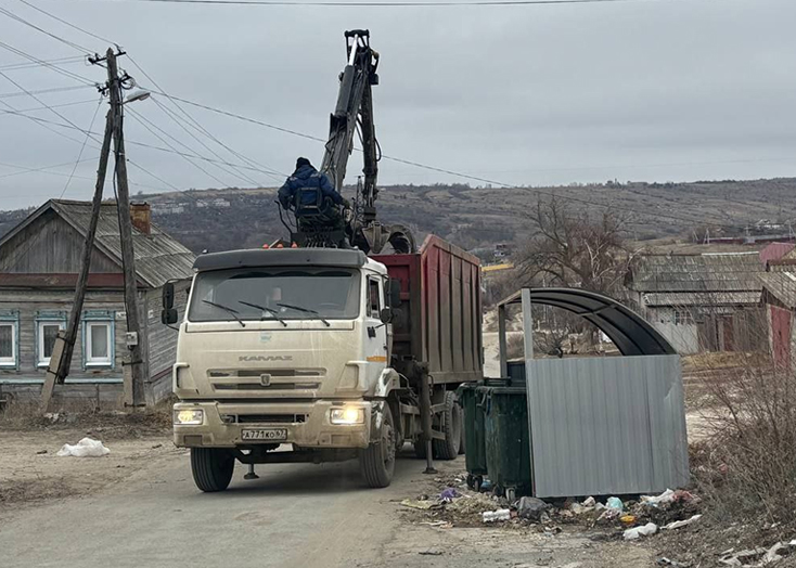 В Вольске площадку закидали мусором через два часа после очистки