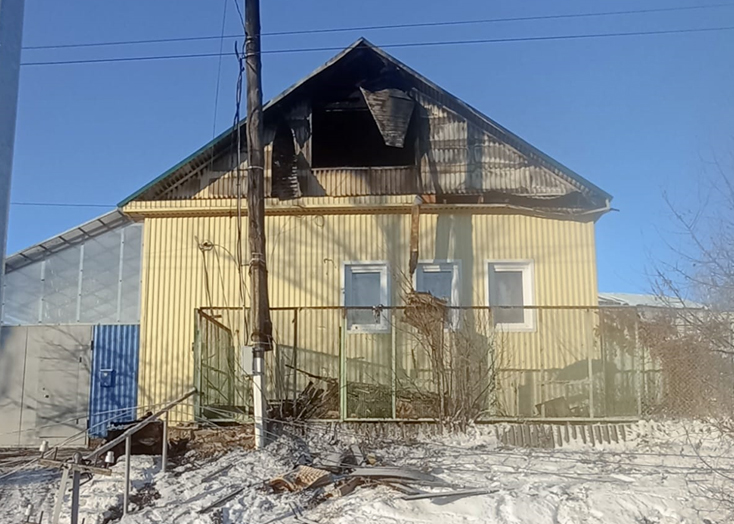 В Вольске от крыши дома загорелась линия электропередач