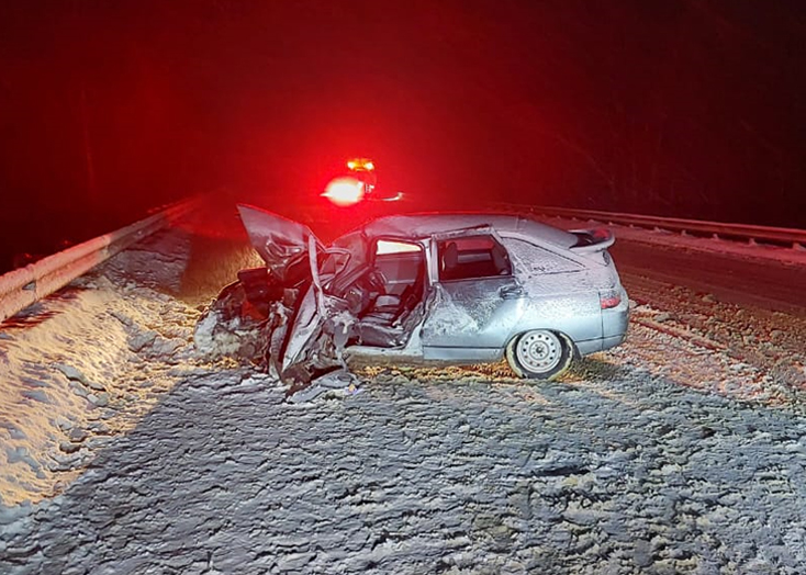 В Вольском районе «Лада» врезалась в снегоуборочную машину