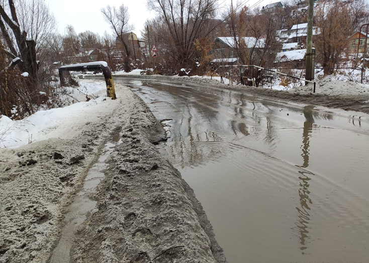 Водители пожаловались на затопленную улицу в Вольске