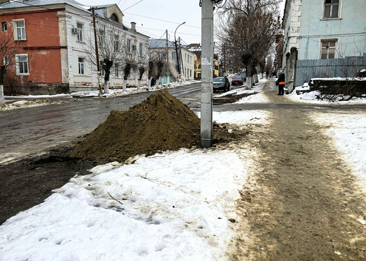 Туристы удивились, почему в Вольске не чистят тротуары до асфальта