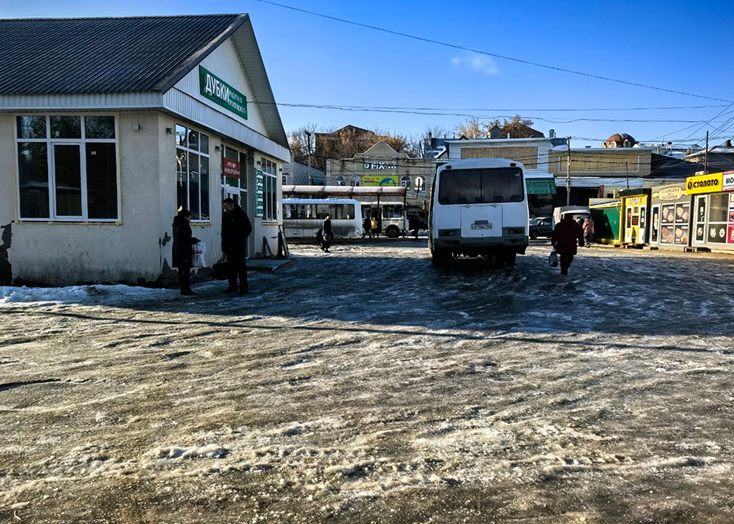 Территория автостанции в Вольске превратилась в каток