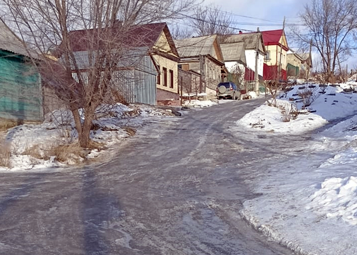 Жители Вольска из-за гололеда боятся выходить на улицу