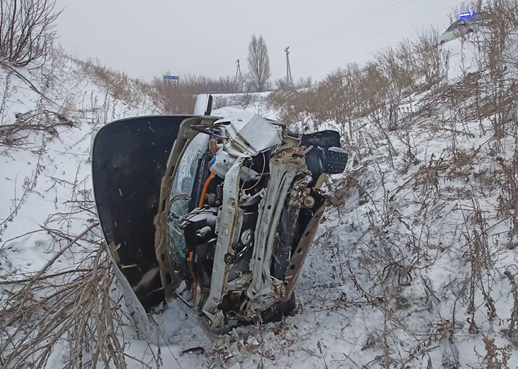 В Вольском районе опрокинулась в овраг беременная автоледи