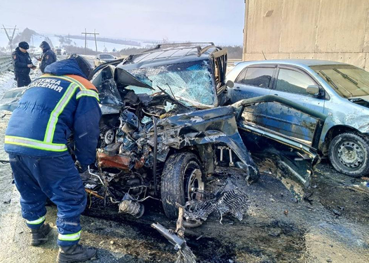 Водитель «Чероки» разбился в массовом ДТП под Вольском