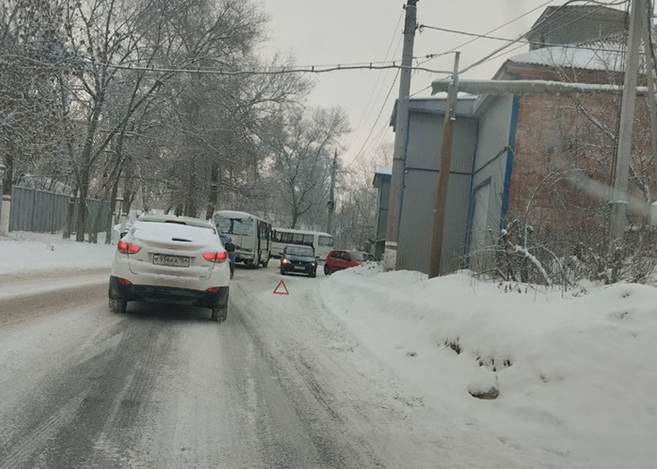 В Вольске около завода столкнулись три машины и автобус