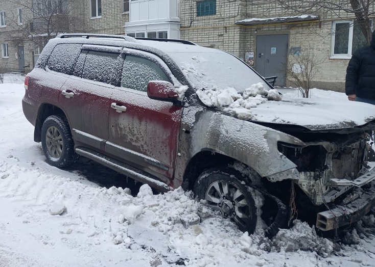 В Вольске ночью загорелся внедорожник Land Cruiser