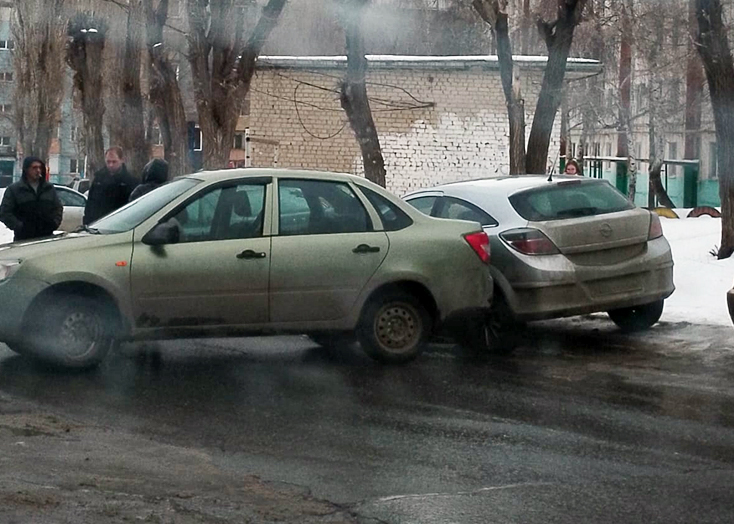 В Вольске водитель задним ходом врезался в иномарку