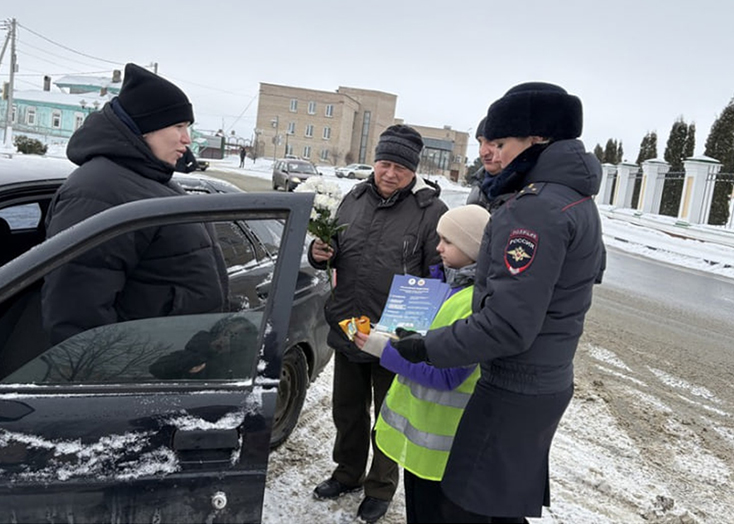 В Вольске гаишники останавливали автоледи для вручения цветов