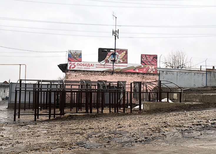 В Вольске новые автобусные остановки ржавеют около «Благоустройства»