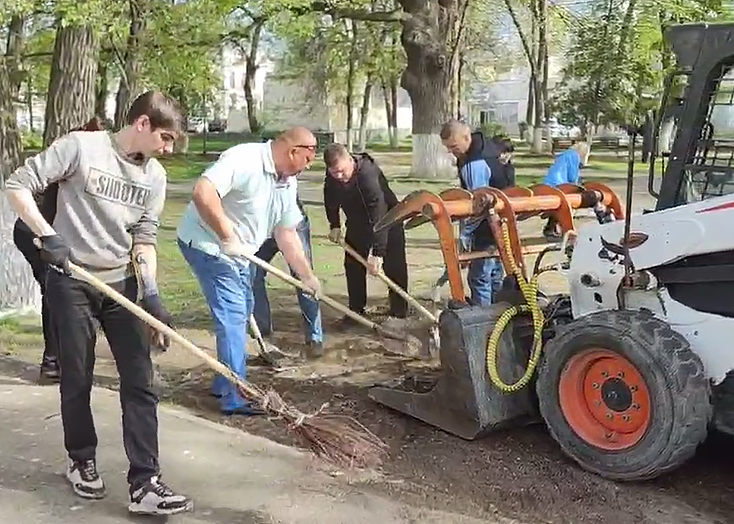 В Вольске чиновники взялись за лопаты