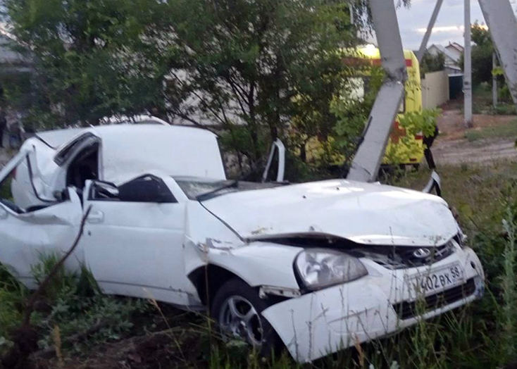 В Вольске «Приора» превратилась в металлолом после ДТП со столбом