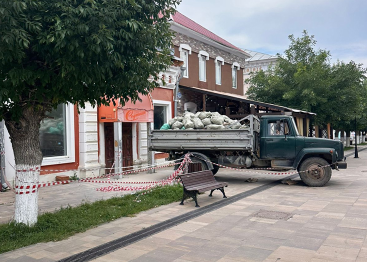 В Вольске продолжается ремонт памятника архитектуры без разрешения